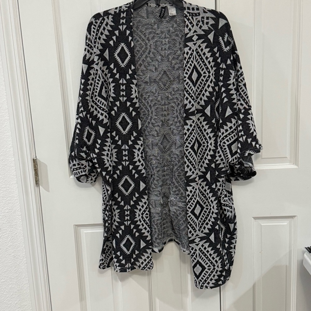 H&M Divided Black & Gray Aztec Open-Front Kimono Cardigan – Size‎ M
